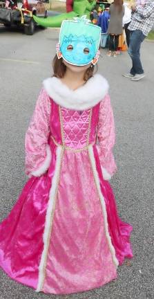 Trunk or Treat event raises $1,500 for St. Stephen – St. Edward Elementary School Lilliana Porkka, 6, proudly displsys the mask she just crafted.