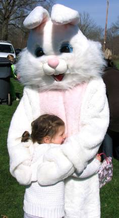 Easter Egg Hunt draws 500 kids Additional photos can be found online at warwickadvertiser.com Cassidy Moore, 4, gives the Easter bunny a big hug.