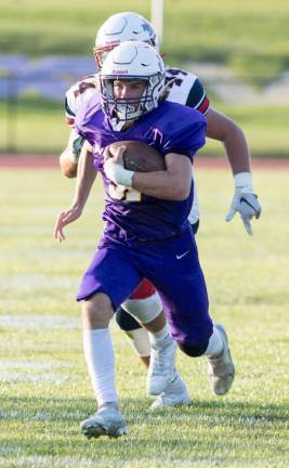 Warwick’s Zach Kantor (31) heads up the field against the Binghamton Patriots. Kantor rushed for more than 80 yards in the win. Photos by Tom Bushey/Warwick Valley School District.