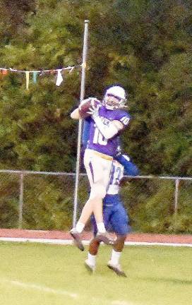 Ryan McLaughlin catches a TD pass to put the Wildcats up 7–0 in the first quarter of Friday night’s game. Photo by Al Konikowski.