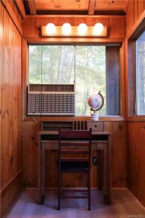 Cute as a button bungalow near Cascade Lake