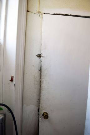 Burglar found hiding in ceiling of Frank’s Pizzeria This is the closet Christopher Linn, the alleged robbery suspect, was found hiding in the ceiling of when police found him.
