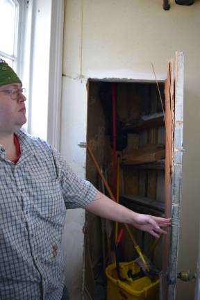 Burglar found hiding in ceiling of Frank’s Pizzeria Pizzeria co-owner Frank Rinaldi shows the broom closet near the kitchen where the alleged robber hid from police.