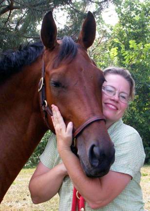 Draw a horse in 10 minutes June Evers, a graduate of Rhode Island School of Design, will give a free seminar called ìHow to draw a horse in 10 minutesî on Saturday, Nov. 24, at the Equestrian Holiday Market in Warwick. The Goshen resident is pictured here with her horse, ìBeasley.î