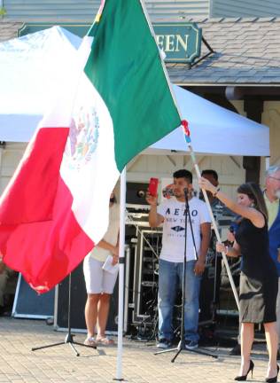 Bienvenidos During the ceremony Arlett Montes, a Mexican diplomat and award presenter, led the crowd in chants of “Viva Mexico!”