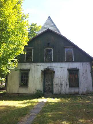 Florida group hopes to preserve Seward's birthplace The carriage house had cistern on top for first inside plumbing running water. (Photo by Vicky Botta)
