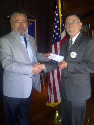Warwick Seniors receive funds from picnic Warwick Seniors receive funds from picnic