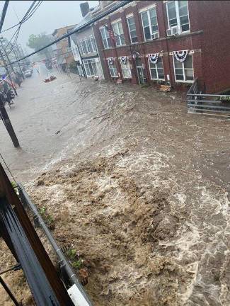 Station Road in Highland Falls. Photos via @NsfwWx on Twitter.