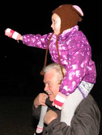 Residents brave chilly temperatures at Warwick's Annual Christmas Tree lighting Photos by Roger Gavan Nicole Marasco, 6, has the best seat in the house atop her grandfather Richard Fors' shoulders.