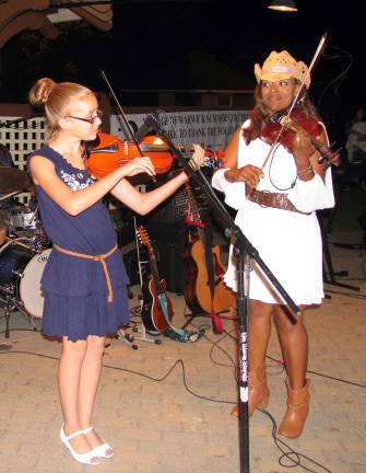 E’lissa Jones draws record crowd at Warwick Summer Concert series Photo by Roger Gavan Eílissa Jones introduced and performed with her young student, Emily Stein, 12.