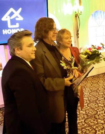 Middletown. Homeless shelter HONOR presents award to WTBQ-WGHT owner Frank Truatt Middletown. Homeless shelter HONOR presents award to WTBQ-WGHT owner Frank Truatt