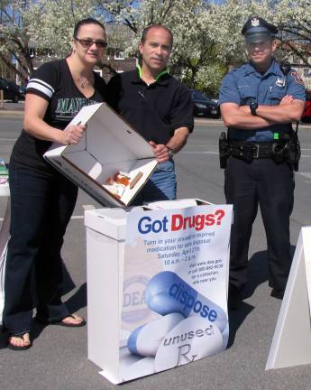 Warwick’s Operation Clean Sweep another huge success Photos by Roger Gavan A ìpill dropî organized by the Warwick Valley Coalition in cooperation with the Warwick Police Department and the Drug Enforcement Administration collected approximately 100 pounds of unused prescription and over the counter medications. From left, Warwick resident Nancy Colavito, Warwick Valley Coalition Committee member Steve Grandinali and Officer Steve Pascal.