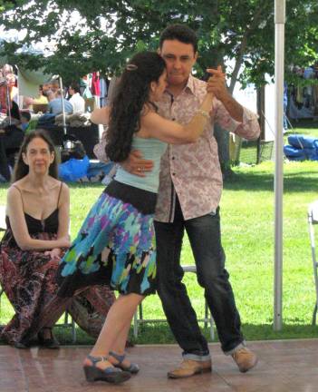 It takes two to tango It takes two to tango