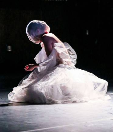 'Onko-Chishin' The New York Times described Miki Orihara's performance as "visually stunning ... motions of romance, fleeting and passionate...."