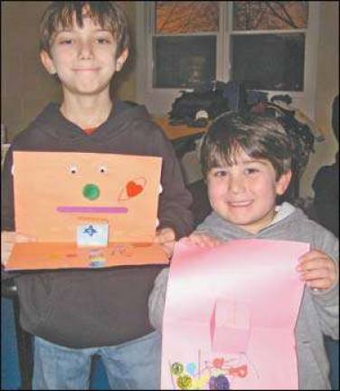 Chabad children send get-well cards to sick Israeli children Chabad children send get-well cards to sick Israeli children