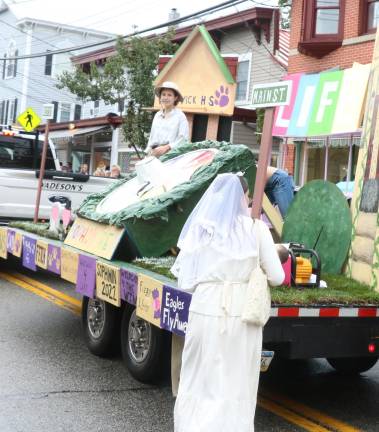 Crowds enjoy another Homecoming Day Parade on Main Street The sophomore “Life” float.