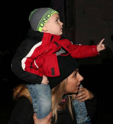 Record crowd enjoys Warwick's Christmas Tree lighting and early Santa visit Cameron Sykes, 4, had the best seat in the house atop the shoulders of his mom, Amber Sykes, while his dad, Brandon Sykes, was away on assignment with the U.S. Navy.
