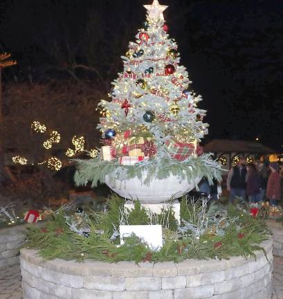 Once again members of the Warwick Valley Gardeners decorated Railroad Green and the planter to kick off the holiday season.