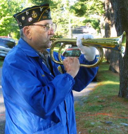 Warwick's eleventh 9-11 anniversary ceremony held in Veterans Memorial Park Photos by Roger Gavan Additional images can be found online at warwickadvertiser.com Ed Hodas played Taps and then, with the playing of ìAmazing Grace,î the crowd who gathered at the memorial in Warwick left in silence.