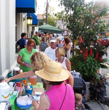 Ladies Night Out draws large crowds to downtown Warwick Photos by Roger Gavan Large crowds of ladies and more than a few men enjoyed excellent weather as they strolled through downtown Warwick visiting shops, vendors and restaurants.