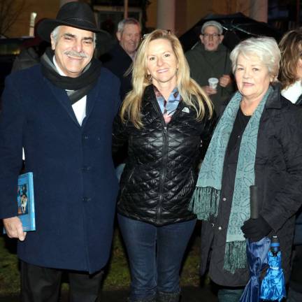 A special guest this year was Jody Haile (center), who traveled from Chicago to visit her uncle and aunt, Moshe and Doris Schwartzberg.