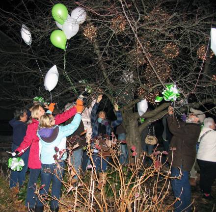 Warwick hosts vigil for Newton Photo by Roger Gavan To help offer a touching and symbolic gesture at the conclusion of the ceremony, Corwin Florist and Greenhouses donated 26 green and white bows, the colors of the Sandy Hook School District. The attendees then attached them to a nearby tree in memory of the 20 children and six adults who were senselessly killed.