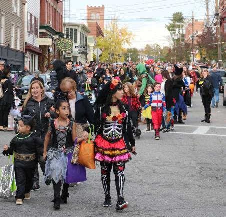 Annual Lions Club and Village of Warwick Halloween Parade draws 1,200 witches, goblins and other assorted characters Photos by Roger Gavan On Wednesday evening, Oct. 31, unseasonable temperatures in the mid 60s and sunny skies contributed to what was likely the largest crowd to date participating in the annual Halloween Parade.