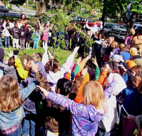 Warwick school children help plant a tree for Arbor Day During the ceremony, the school children sang a special song, ìThe Trees are Growing,î that they had practiced for the occasion.