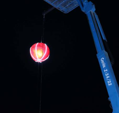 A year to remember Another large crowd celebrates New Year's Eve and Apple Eve on Railroad Avenue Photos by Roger Gavan The Apple raising was scheduled two hours before the main event.