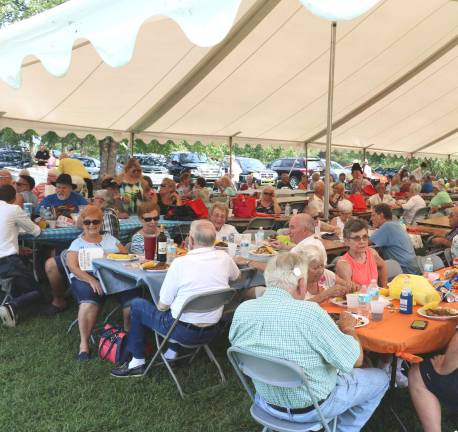 Senior barbecue draws 500 to Union Corners Town Park Photos by Roger Gavan On Tuesday, Aug. 28, it was sunny and perhaps a little too warm but that didn’t stop approximately 500 seniors from enjoying great food, music and good company.