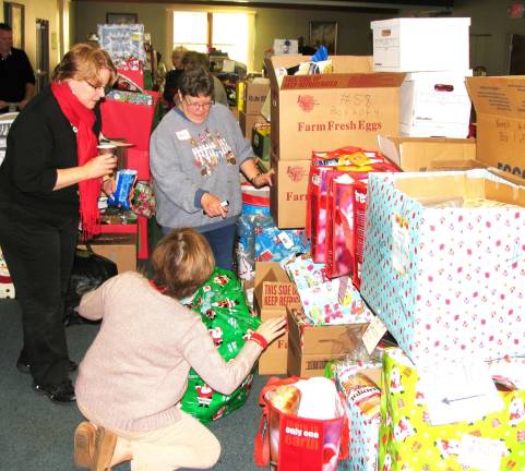 250 Christmas food baskets delivered Additional photographs can be found online at warwickadvertiser.com It was a hectic morning for volunteers.
