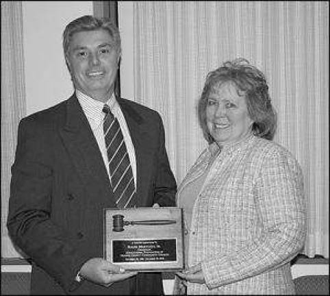 Foundation honors outgoing chairman Foundation honors outgoing chairman