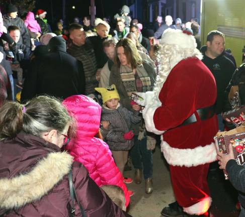 Record crowd enjoys Warwick's Christmas Tree lighting and early Santa visit Santa, traveling in a modern fire apparatus, made his usual early surprise visit and handed out goodies to the excited children who lined up to greet him.