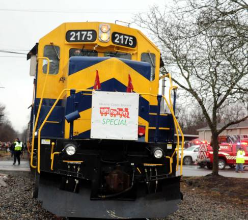 Photos by Roger Gavan Operation Toy Train arrives in Warwick last Sunday afternoon.