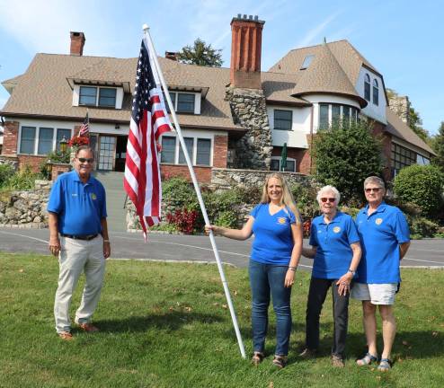 Warwick Valley Rotary Club to present Flags for Heroes 2017 Photo by Roger Gavan The Warwick Valley Rotary Club is supporting a new tribute/fund raiser called Flags for Heroes. Pictured from left to right are: Rotarians Stan Martin, Laura Barca, Jini Mazza-Loomis and Warwick Valley Rotary Club President Dave Eaton.