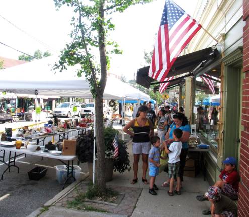 Annual Sidewalk Sale held under clear skies The Warwick Merchantsí annual Sidewalk Sale took place under mostly sunny skies on Friday, Saturday and Sunday, July 13 through 15.