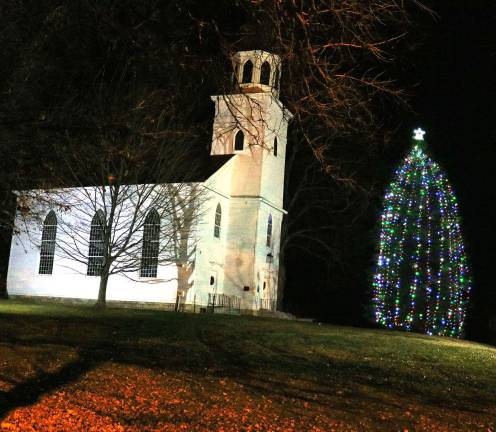 Record crowd enjoys Warwick's Christmas Tree lighting and early Santa visit The Historical Society of the Town of Warwick has helped the Warwick Fire Department continue its long tradition by graciously providing the magnificent evergreen, just outside its Old School Baptist MeetingHouse.