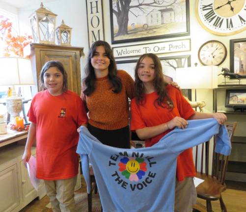 <i>DVE-News/TV </i>reporters Alice Aguirre and Madisyn Colon with “The Voice” contestant Julia Roome, center, as they display the sweatshirt Roome received from Team Niall.