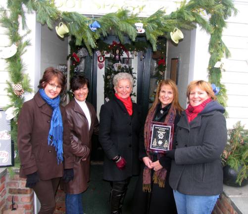 Show Me the Door Holiday Edition winners announced Photo by Roger Gavan The Most Whimsical award went to Warwick Foot Spa & Tea Bar, 36 A South St. From left: Judges Suzie Filingeri, Deborah Krol and Laurie Wettstein; Warwick Foot Spa & Tea Bar management assistant Eileen Padham and owner Jo-Ann Daly. Judges Jacqueline Johndrow and Bill Signor were mot available for the photo.