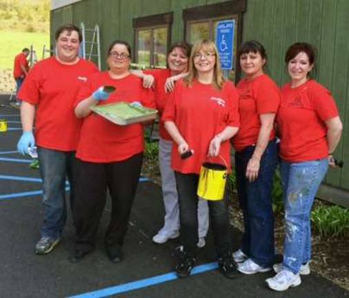 Warwick KeyBank employees give Winslow Therapeutic Center a face-lift The Warwick team from left, Kevin Crane, licensed relationship manager; Susie Wallace, teller supervisor; Kirre Caiazza, licensed relationship manager; Lillian Rowe, client relationship representative; Felicia Tanzosh, client relationship representative; and Tina Buck, vice president and manager, Warwick branch.