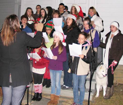 Before the lighting, members of the Warwick Valley Caroling Choir treated the audience to a selection of traditional Christmas songs.
