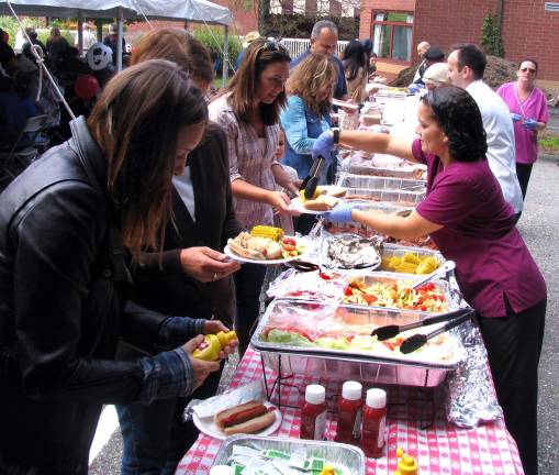 Schervier Pavilion celebrates grandparents Staff members and volunteers helped serve residents and families country-style barbecue and picnic favorites.