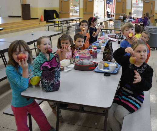 Warwick students celebrate food day with local fare Elementary school students in Waraick were each given an apple, which allowed them to participate in þÄúThe Big CrunchþÄù þÄì along with thousands of other people in the country.