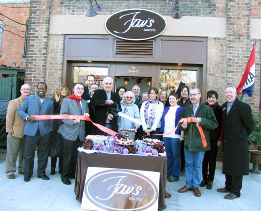Fav’s Treatery hosts grand opening Photo by Roger Gavan On Dec. 6, Town of Warwick Supervisor Michael Sweeton, Mayor Michael Newhard, Bill Fioravanti, membership vice president of the Orange County Chamber of Commerce, and members of the Warwick Valley Chamber of Commerce joined co-owner Michael Bagley and his staff for the grand opening of Favís Treatery at Railroad Square.