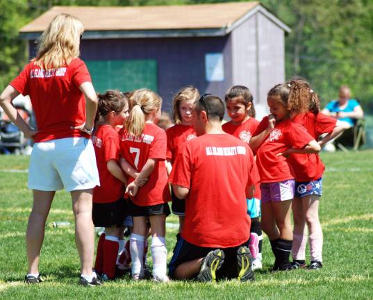 Warwick Soccer Club hosts first club tournament The Warwick Soccer Club registers over 1,500 area children in both recreational and travel soccer and fields travel teams in both boys and girls divisions of East Hudson Youth Soccer League. Registration for the fall season is open and information is available on the clubís Web site (www.warwicksoccer.com).