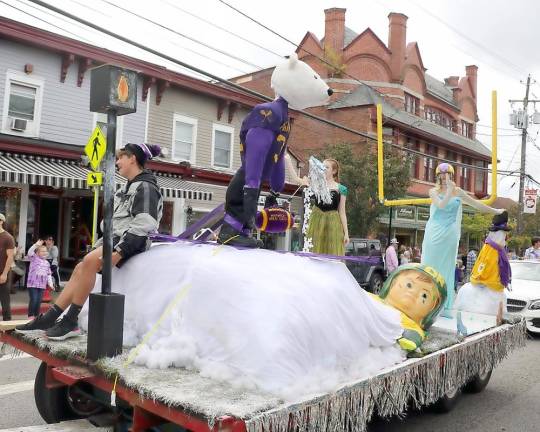 The sophomore “Winter” float came in third.