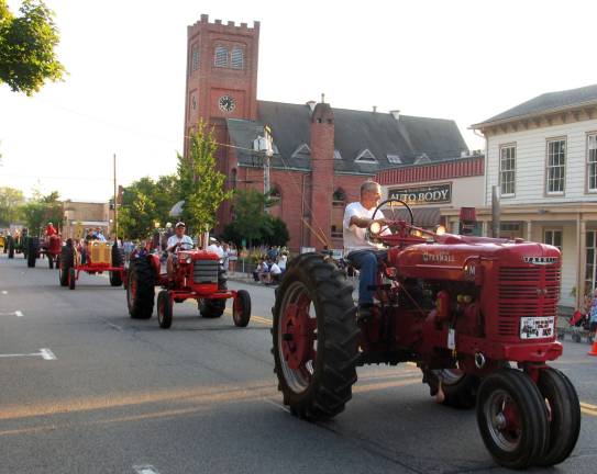 Warwick welcomes firefighters from near and far Photo by Roger Gavan A tractor parade has been a tradition at Warwickís bi-annual firemenís parade.
