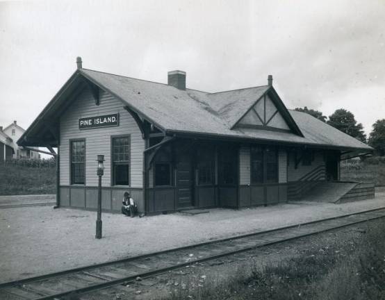 Presentation on Warwick’s railroad history coming soon The still-standing terminus of the Erie Railroad’s Pine Island Branch at Pine Island as seen from around 1910.