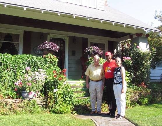Photo by Roger Gavan PIC: Owner Terry Colman poses with his guests, Mark and Belinda Burrow, outside Ashford Cottage Bed &amp; Breakfast, 25 Oakland Ave., in Warwick.