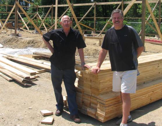 Warwick airport hangers are under construction Photo by Roger Gavan From left: Airport manager Dave Mac Millan with Mark Harrington, president of the Warwick Pilots Association.